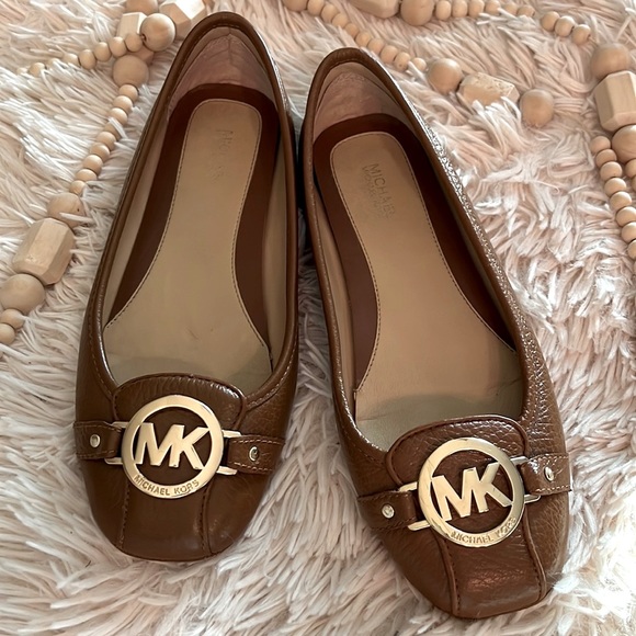 Michael Kors Logo Flats w/Matching Crossbody in “Luggage“-Set - Picture 3 of 15